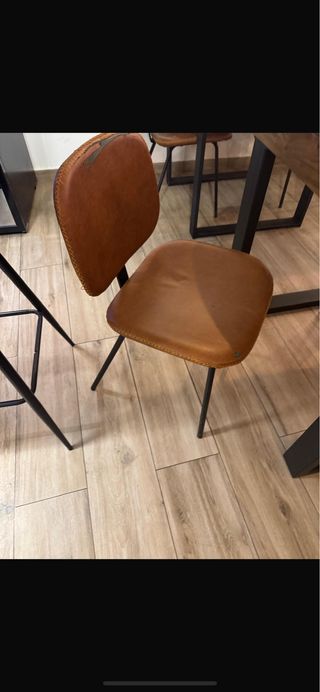 Silla de cuero marrón y metal negro