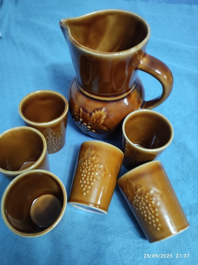 Jarra y 6 vasos de cerámica