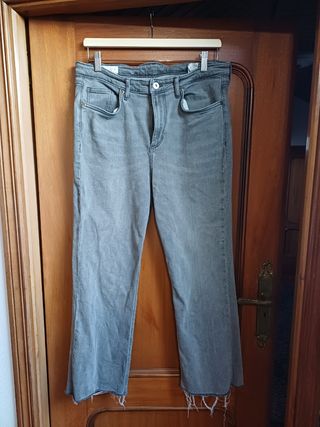 Pantalones vaqueros grises desgastados