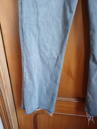 Pantalones vaqueros grises desgastados