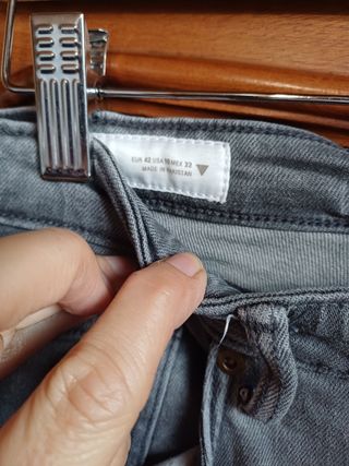 Pantalones vaqueros grises desgastados