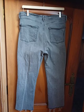 Pantalones vaqueros grises desgastados