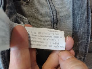 Pantalones vaqueros grises desgastados
