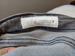 Pantalones vaqueros grises desgastados