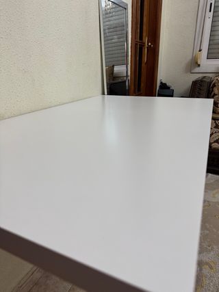 Mesa blanca patas metálicas