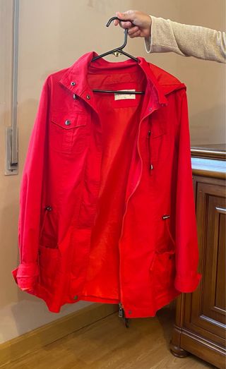 Cortavientos rojo con capucha