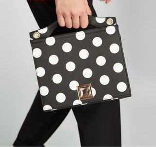 Bolso de mano lunares blanco y negro