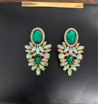 Pendientes largos dorados con piedras verdes