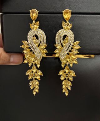 Pendientes Largos Dorados con Cristales