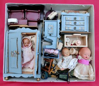 CASA DELLE BAMBOLE D'EPOCA, GIOCATTOLI, MOBILI, VESTITI