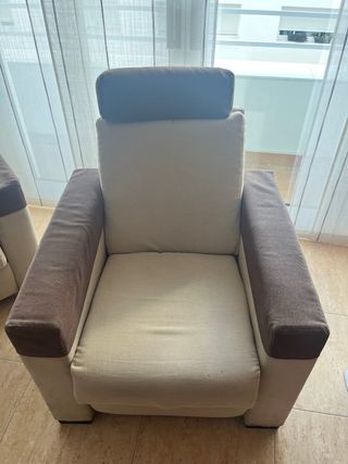 Sillón de tela beige.