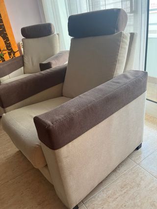 Sillón de tela beige.