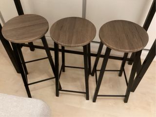 Mesa alta tipo barra con 4 taburetes, 