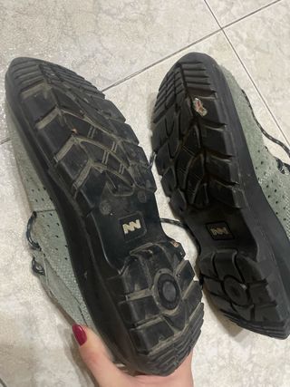 Zapatos de trabajo grises y negros
