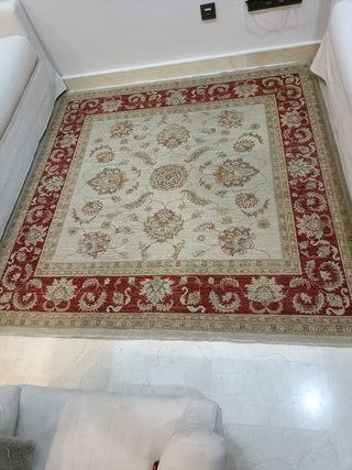 Alfombra de lana beige y roja