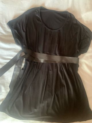 Camiseta negra con cinturón de raso