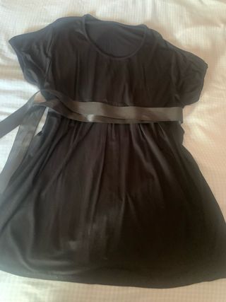 Camiseta negra con cinturón de raso