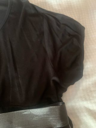 Camiseta negra con cinturón de raso