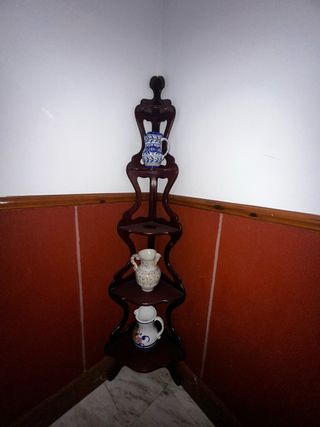 Mueble esquinero de madera con cerámica