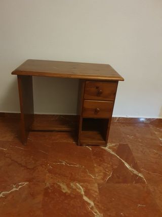 Escritorio de madera con cajones