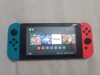 Nintendo Switch Negro con mandos Azul y Rojo