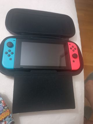 Nintendo Switch Negro con mandos Azul y Rojo