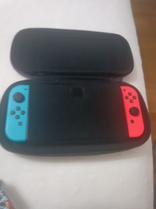 Nintendo Switch Negro con mandos Azul y Rojo