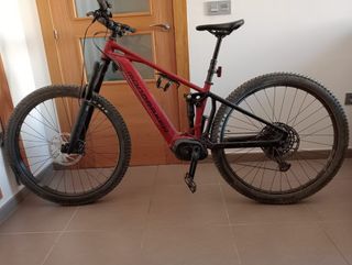 Bici eléctrica Mondraker roja