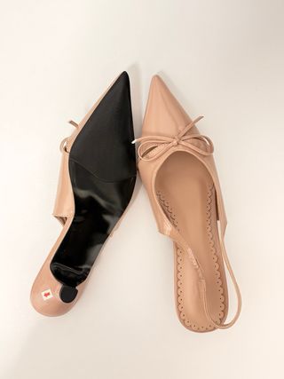 Sandalias Beige Punta Fina con Lazo