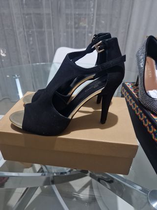Sandalias Gloria Negras con Detalles Dorados