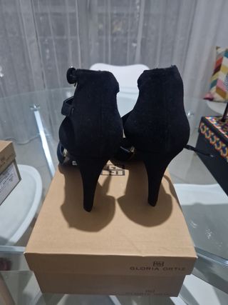 Sandalias Gloria Negras con Detalles Dorados