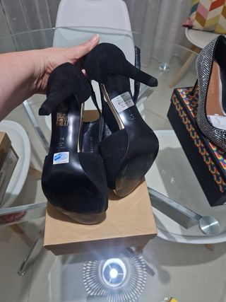 Sandalias Gloria Negras con Detalles Dorados