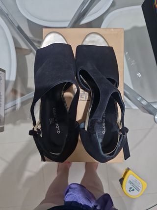 Sandalias Gloria Negras con Detalles Dorados