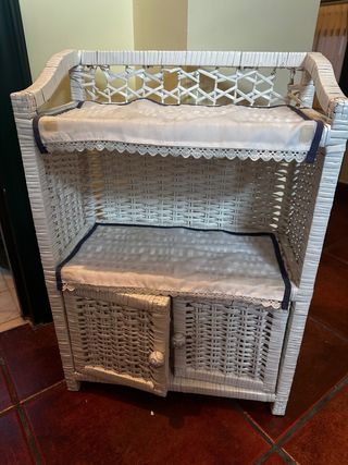 Armario de mimbre blanco con puertas