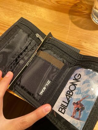 Cartera Billabong Marrón y Negra