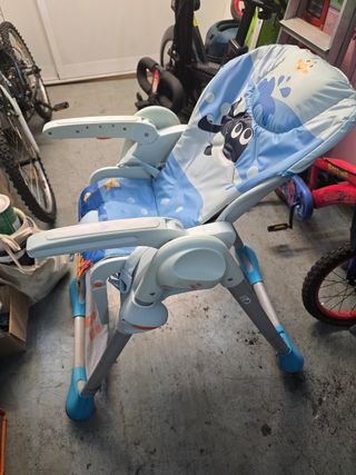 Trona de bebé amarilla con bañera