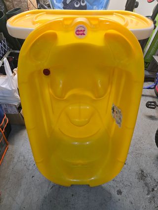 Trona de bebé amarilla con bañera