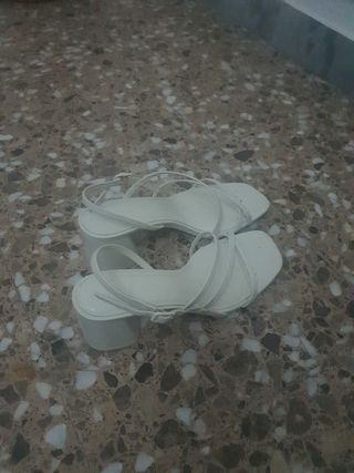 Sandalias blancas tacón 