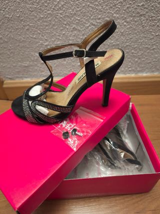 Sandalias tacón MARIA MARE negras y plateadas