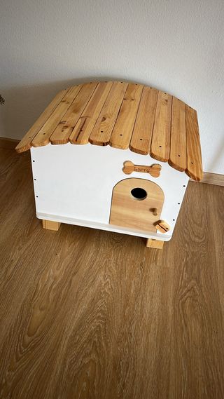 Casa de madera para mascotas hecha a mano