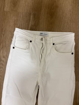 Pantalón vaquero blanco Zara