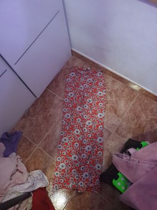 Pantalón Bershka floral rojo talla XS