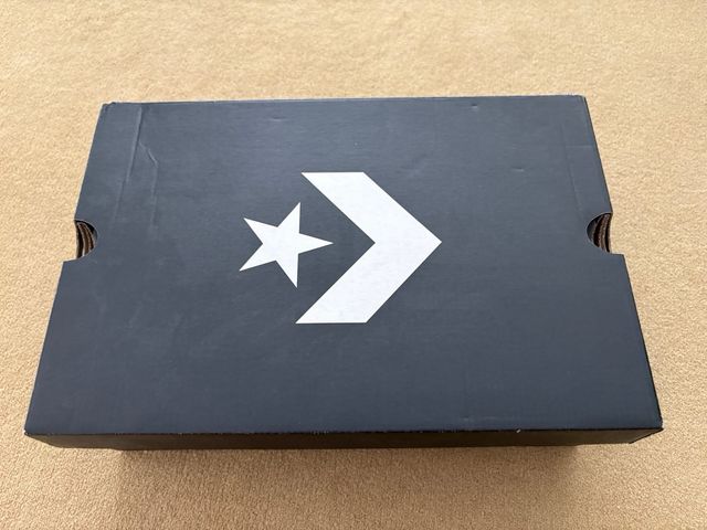 Zapatillas Converse grises y negras