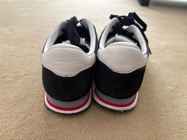 Zapatillas Converse grises y negras