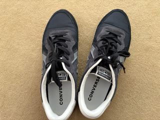 Zapatillas Converse grises y negras