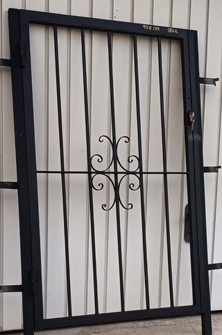 Puerta de jardín de metal negra