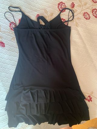 Vestido negro con volantes y tirantes