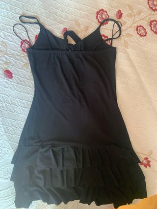 Vestido negro con volantes y tirantes