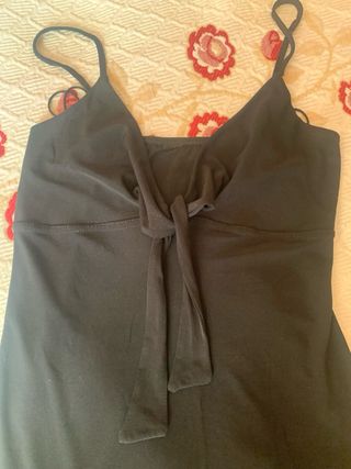 Vestido negro con volantes y tirantes