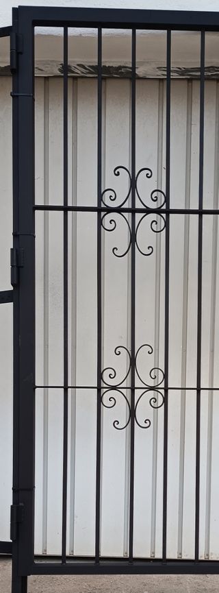 Puerta de hierro forjado